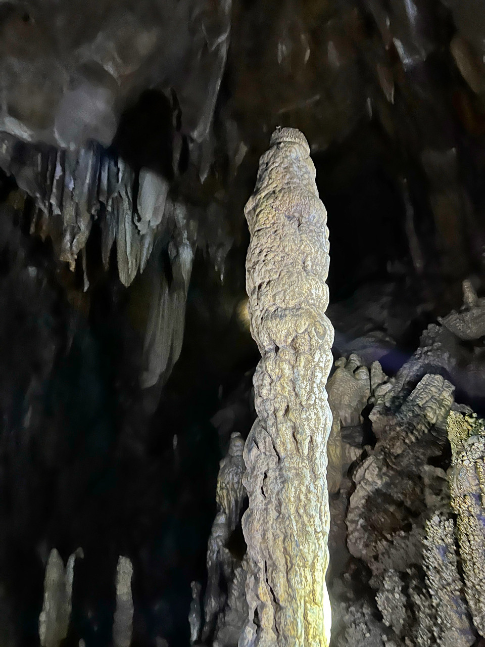 Về tiềm năng phát triển du lịch của động Nam Sơn, ông Bùi Thanh Đướng đánh giá: ‘Do nằm trên vùng đồi núi cao nên hang động còn rất hoang sơ và ít được khai thác. Hiện địa phương đã xây dựng đề án phát triển du lịch cộng đồng, trong đó hang động Nam Sơn là một trong những thế mạnh địa phương muốn tập trung thu hút khách tham quan.’ (Ảnh: Mai Mai/Vietnam+)