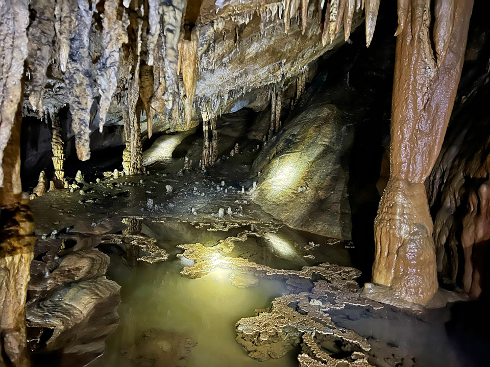 Càng vào sâu bên trong không khí càng mát mẻ, lòng hang động tua tủa, nhấp nhô rừng nhũ và 'san hô' mọc tứ phía. (Ảnh: Mai Mai/Vietnam+)