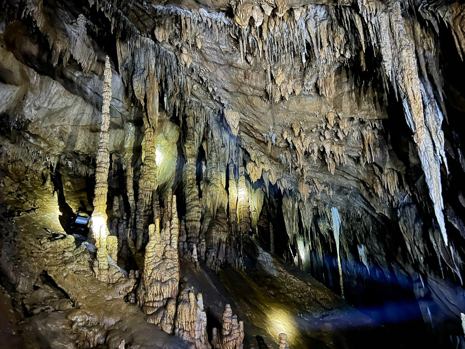 Với quá trình hình thành khoảng 250 triệu năm, nơi đây là quần thể các cột đá, thạch nhũ đá, măng đá, rèm đá… vô cùng độc đáo. (Ảnh: Mai Mai/Vietnam+)