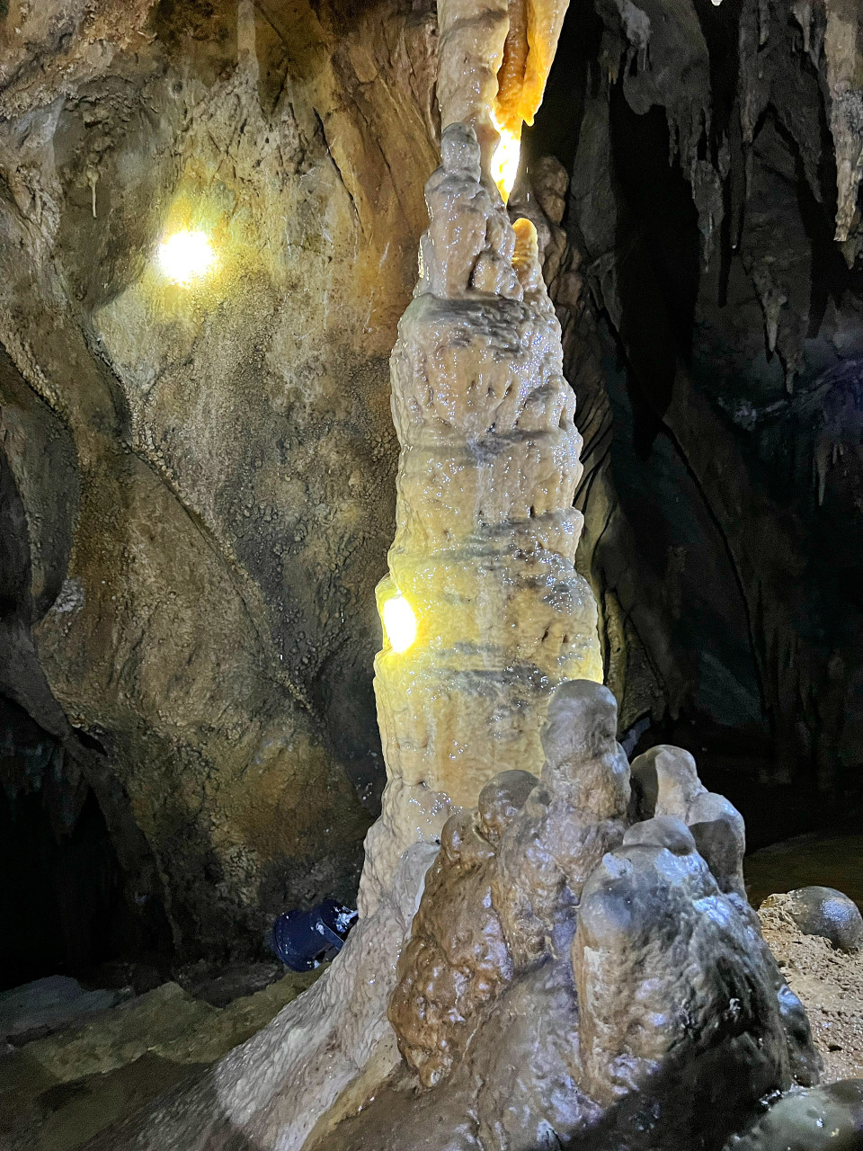 Mẹ thiên nhiên đã kiến tạo nên những măng nhũ đá nhiều hình thù, chỗ như ruộng bậc thang xếp lớp, chỗ như con voi phục, chỗ giống con chim hạc co chân, chỗ lại giống tượng Phật di lặc… (Ảnh: Mai Mai/Vietnam+)