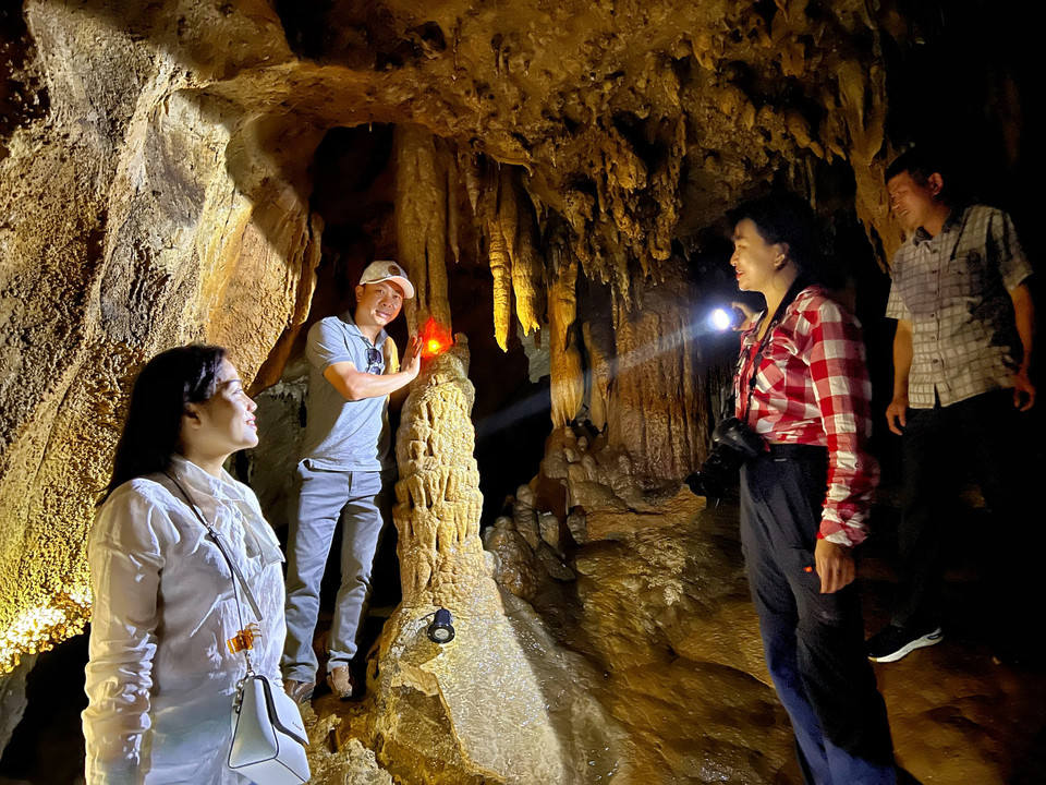 Thời gian tới, hang động Nam Sơn sẽ tiếp tục được đầu tư, tu tạo và bổ sung thêm tiện ích để phục vụ và thu hút khách đến với huyện Tân Lập, qua đó tạo nên hình ảnh du lịch cộng đồng nhiều màu sắc đa dạng, hấp dẫn cho địa phương. (Ảnh: Mai Mai/Vietnam+)