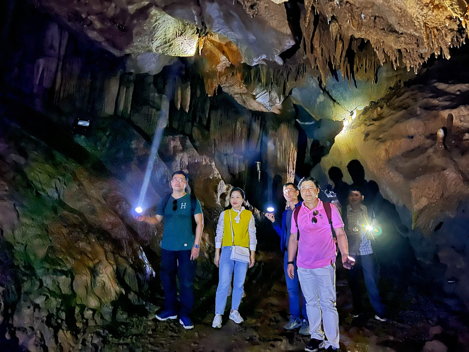 Hang động Nam Sơn đặc biệt hiếm có và bí ẩn nhờ sở hữu cả hai dạng địa hình là hang khô và động nước, là điểm đến được du khách ưa khám phá, trải nghiệm tìm đến. (Ảnh: Mai Mai/Vietnam+)