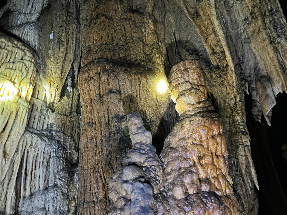 Ông Bùi Thanh Đướng, Phó Chủ tịch xã Vân Sơn cho biết, đánh giá được tiềm năng cảnh quan và ý nghĩa trong quá trình phát triển du lịch Hòa Bình của động Nam Sơn nên từ năm 2004, chính quyền địa phương đã bước đầu có những biện pháp quy hoạch và bảo vệ nhằm giữ gìn và phát huy những giá trị của hang động này. (Ảnh: Mai Mai/Vietnam+)