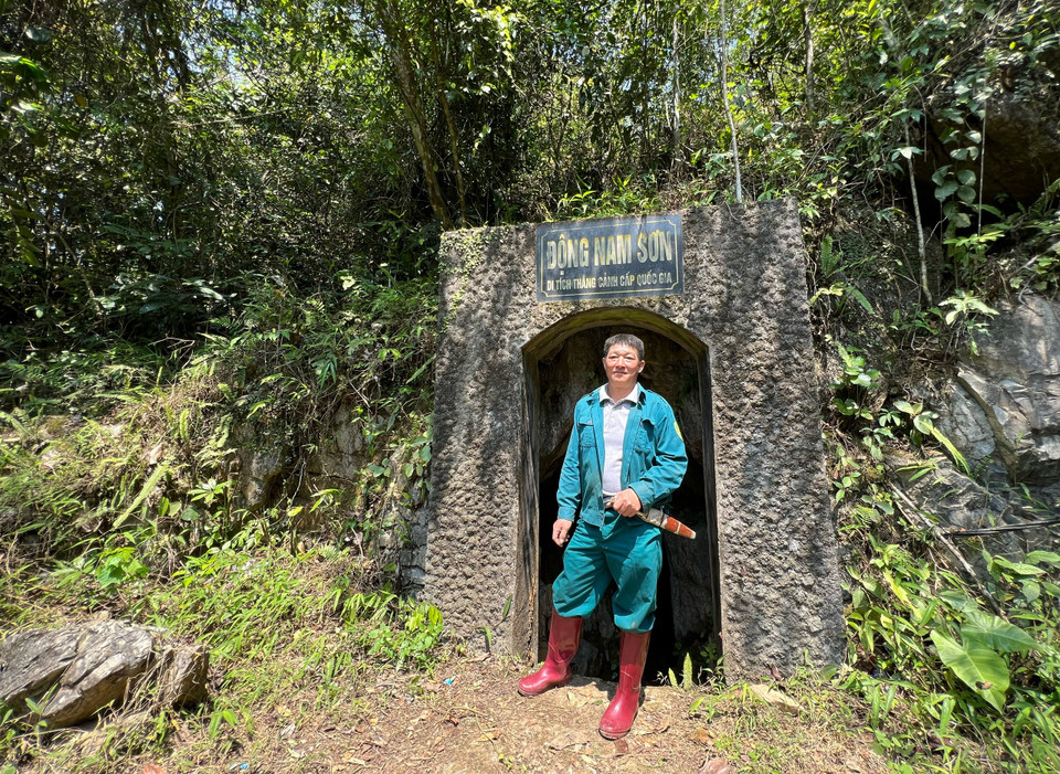 Anh Đinh Văn Phương (xóm Dồ, xã Vân Sơn), người bảo vệ động cho biết hang động Nam Sơn còn gọi động Tớn, nằm ở độ cao gần 1.000 mét trên mặt nước biển, thuộc địa phận xóm Tớn, xã Nam Sơn, huyện Tân Lạc, cách thị xã Hòa Bình khoảng 25 km về phía Nam. (Ảnh: Mai Mai/Vietnam+)