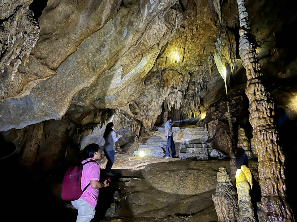 Theo ông Đướng, địa phương đã phát hiện nhiều khối nhũ đá đã được hình thành từ nhiều triệu năm, vũng nước khoáng cùng cảnh quan vô cùng đẹp mắt khi đi sâu vào khám phá hang động. (Ảnh: Mai Mai/Vietnam+)