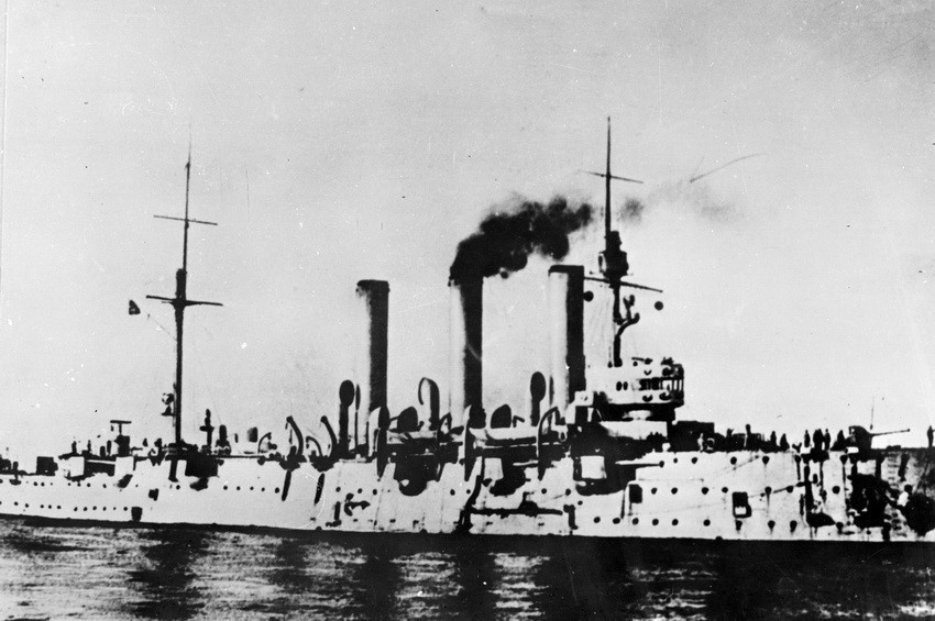 Tối 6/11/1917, Chiến hạm Rạng Đông nổ loạt súng lệnh báo hiệu tấn công Cung điện Mùa Đông. (Ảnh: Tư liệu TTXVN)