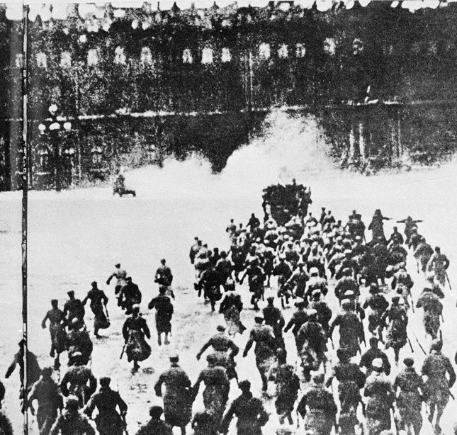 Tối 6/11, rạng sáng 7/11/1917, lực lượng thủy thủ, chiến sỹ Cận vệ đỏ và binh sĩ cách mạng tràn vào Cung điện Mùa Đông ở Petrograd (nay là St. Petersburg), bắt giữ các bộ trưởng của Chính phủ lâm thời. (Ảnh: Tư liệu TTXVN)