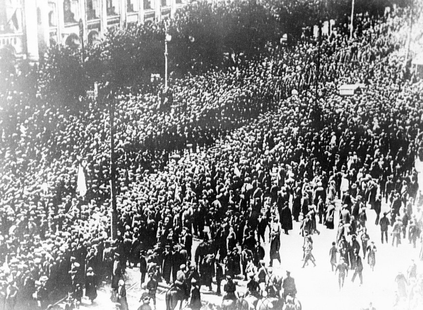 Thuỷ quân ở Kronstadt kéo về Petrograd chống chính phủ Tư sản Nga (8/1917). (Ảnh: Tư liệu TTXVN)