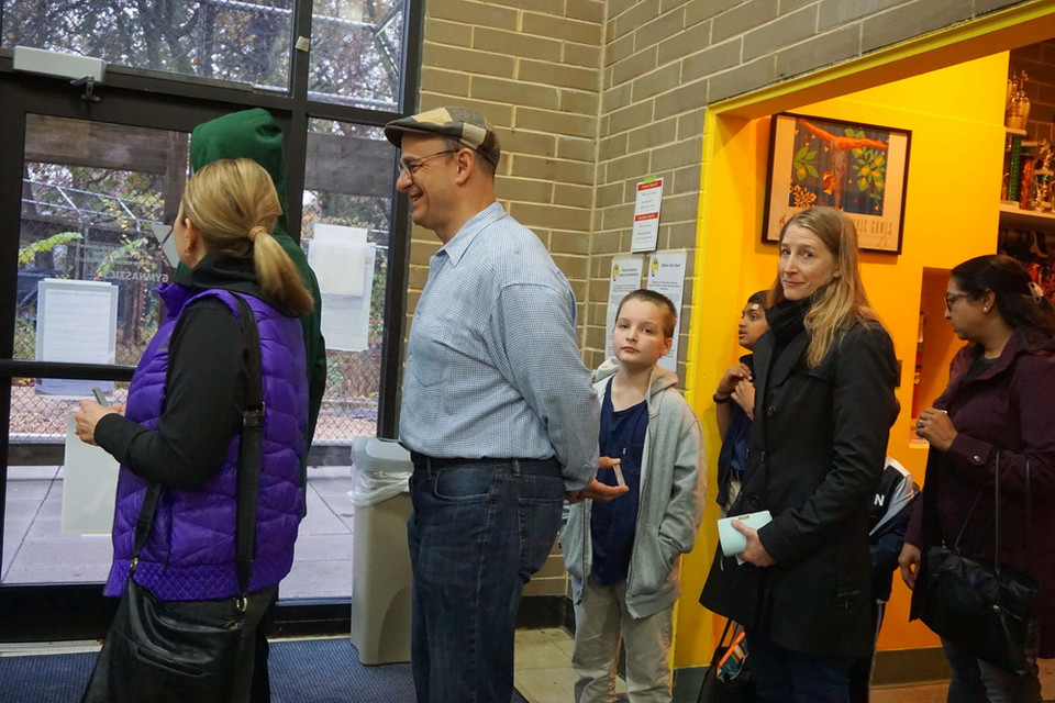 Cử tri Mỹ xếp hàng vào một địa điểm bỏ phiếu ở bang Virginia. (Ảnh: Đặng Huyền/TTXVN)