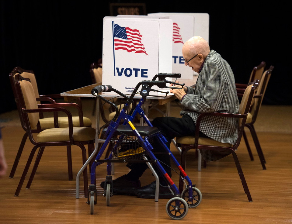 Cử tri Mỹ bỏ phiếu tại một địa điểm bầu cử ở Fairfax, bang Virginia. (Ảnh: THX/TTXVN)