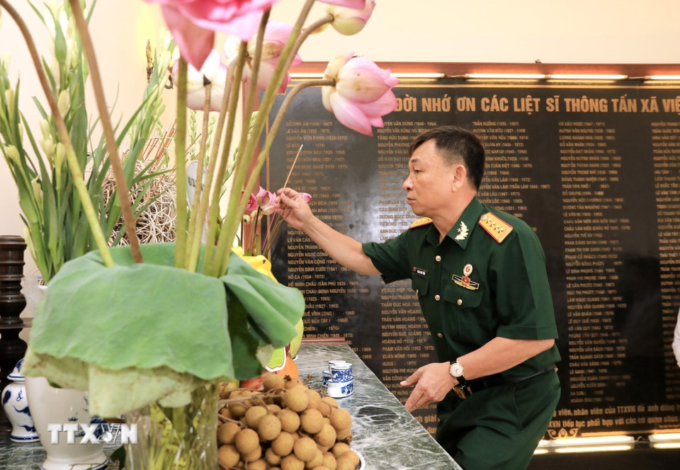 Hội cựu chiến binh TTXVN dâng hương tưởng niệm các liệt sỹ của TTXVN. (Ảnh: Thành Đạt/TTXVN)