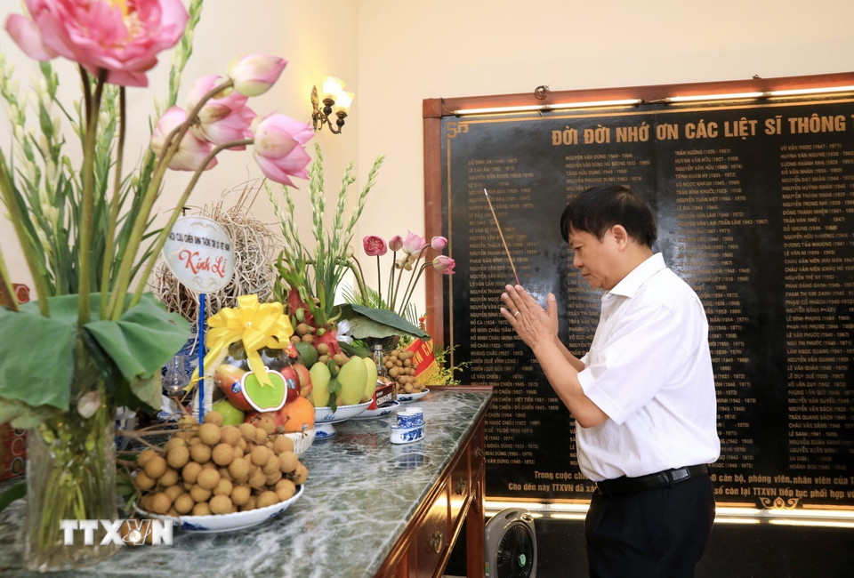 Ông Đinh Đăng Quang, Phó Tổng Giám đốc TTXVN, dâng hương tưởng niệm các liệt sỹ của TTXVN. (Ảnh: Thành Đạt/TTXVN)