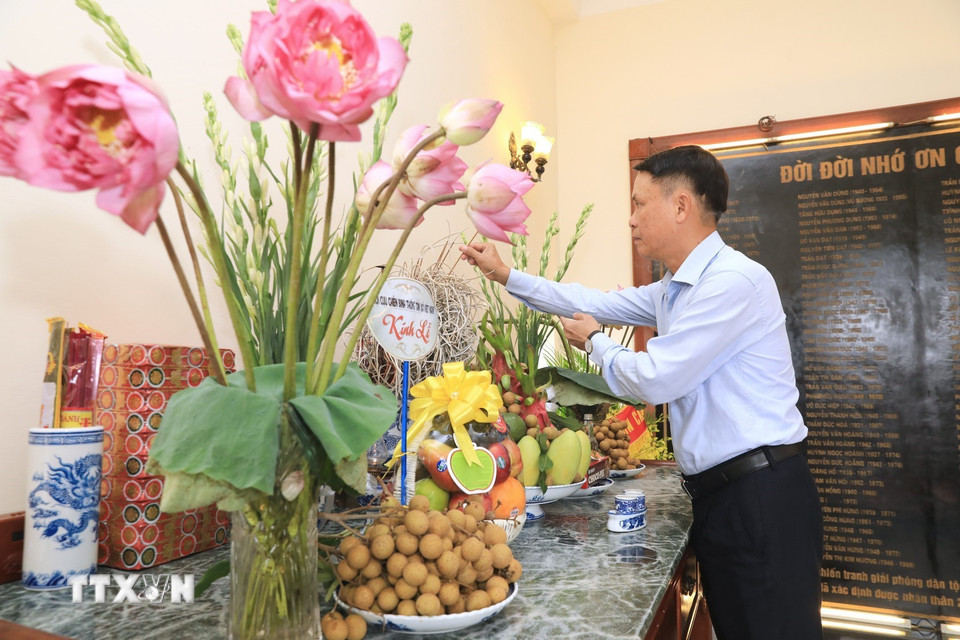 Ông Nguyễn Đức Lợi, Ủy viên Trung ương Đảng, Tổng Giám đốc Thông tấn xã Việt Nam dâng hương tưởng niệm các liệt sỹ của TTXVN. (Ảnh: Thành Đạt/TTXVN)