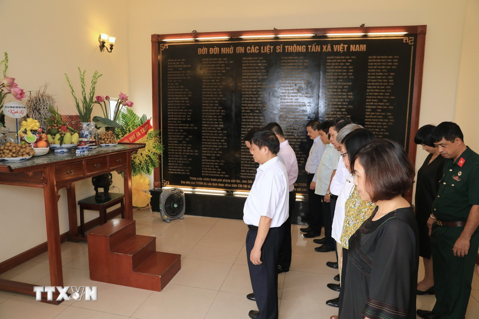 Ông Nguyễn Đức Lợi, Ủy viên Trung ương Đảng, Tổng Giám đốc Thông tấn xã Việt Nam, cùng các đại biểu dâng hương tưởng niệm các liệt sỹ của TTXVN. (Ảnh: Thành Đạt/TTXVN)
