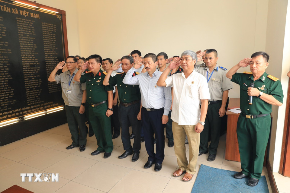 Hội cựu chiến binh TTXVN dâng hương tưởng niệm các liệt sỹ của TTXVN. (Ảnh: Thành Đạt/TTXVN)