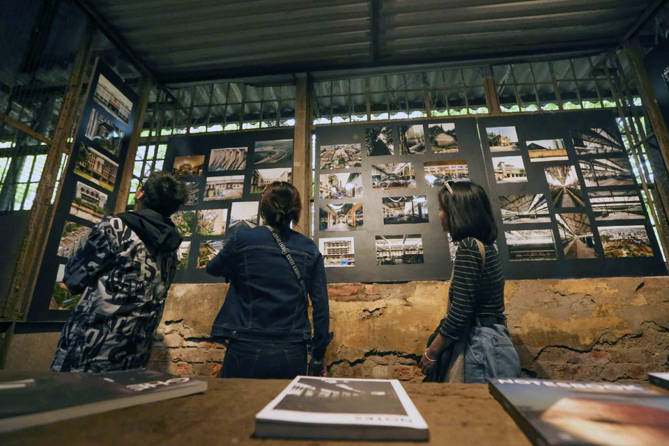 Khách tham quan Không gian Kiến trúc và Nghệ thuật Phân xưởng Nóng. (Ảnh: Tuấn Đức/TTXVN)