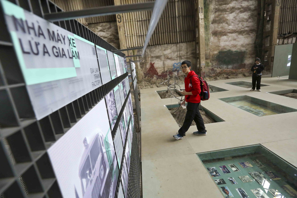 Khách tham quan triển lãm 'Kiến trúc, Nhà máy và vẽ (lại) Giấc mơ hiện đại' tại nhà kho 10B. (Ảnh: Tuấn Đức/TTXVN)