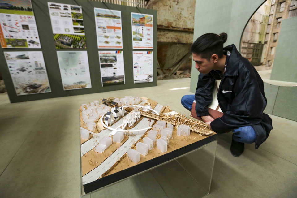 Khách tham quan triển lãm 'Kiến trúc, Nhà máy và vẽ (lại) Giấc mơ hiện đại' tại nhà kho 10B. (Ảnh: Tuấn Đức/TTXVN)