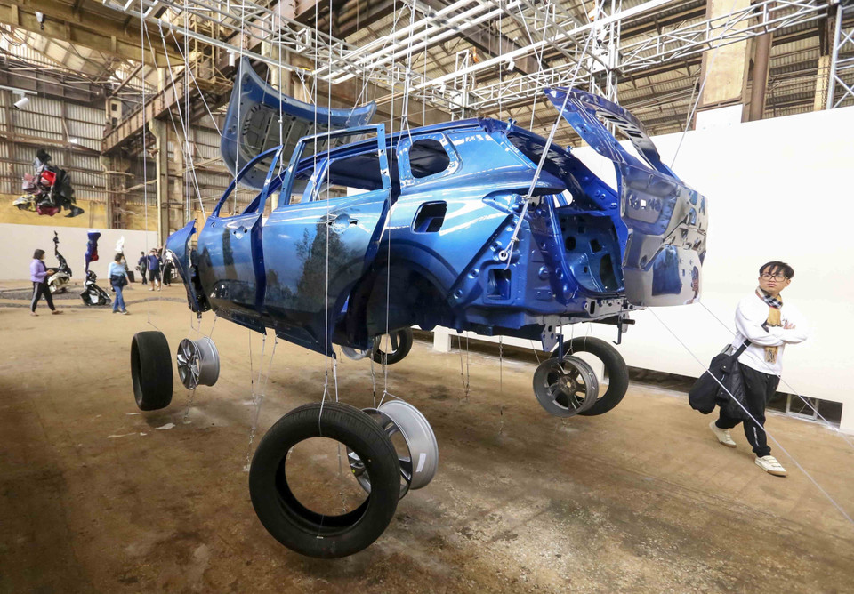 Triển lãm sắp đặt nghệ thuật 'Thủy Phủ' của họa sỹ Trịnh Minh Tiến được trưng bày tại phân xưởng 5B. (Ảnh: Tuấn Đức/TTXVN)