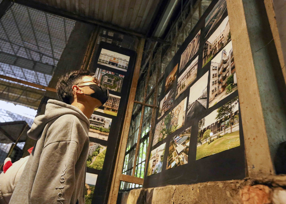 Khách tham quan Không gian Kiến trúc và Nghệ thuật Phân xưởng Nóng. (Ảnh: Tuấn Đức/TTXVN)