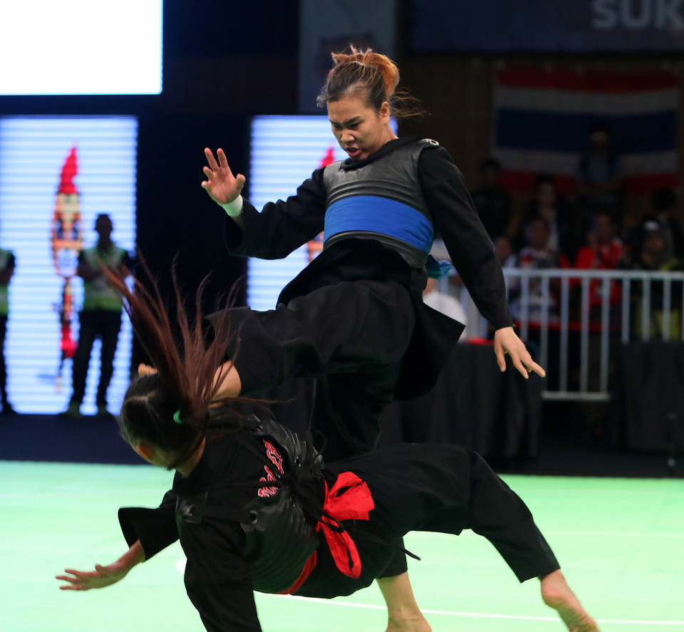 Trước đó, Trần Thị Thêm (đai xanh) thua vận động viên Wewey Wita (Indonesia) trong trận chung kết hạng cân 50 kg nữ. (Ảnh: Quốc Khánh/TTXVN)