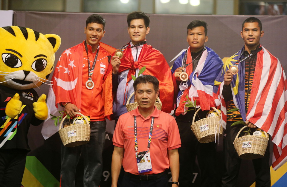 Vận động viên Nguyễn Duy Tuyến (thứ hai từ trái sang) nhận huy chương vàng. (Ảnh: Quốc Khánh/TTXVN)