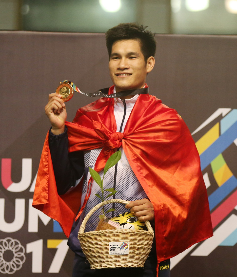 Vận động viên Nguyễn Duy Tuyến nhận huy chương vàng. (Ảnh: Quốc Khánh/TTXVN)