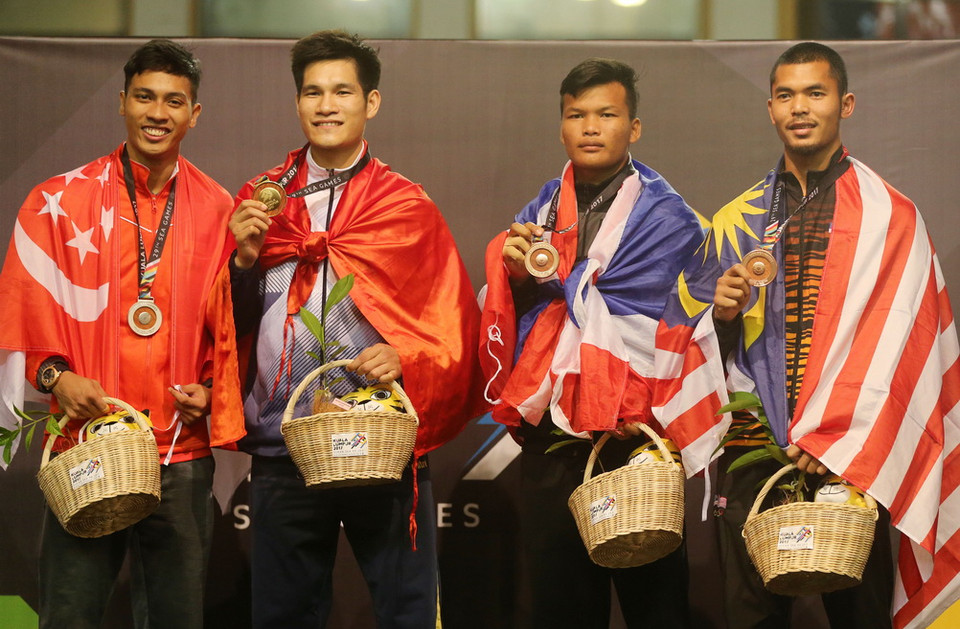 Vận động viên Nguyễn Duy Tuyến (thứ hai từ trái sang) nhận huy chương vàng. (Ảnh: Quốc Khánh/TTXVN)