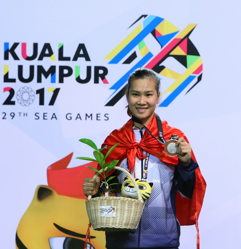 VĐV Trần Thị Thêm nhận huy chương bạc hạng cân 50 kg nữ. (Ảnh: Quốc Khánh/TTXVN)