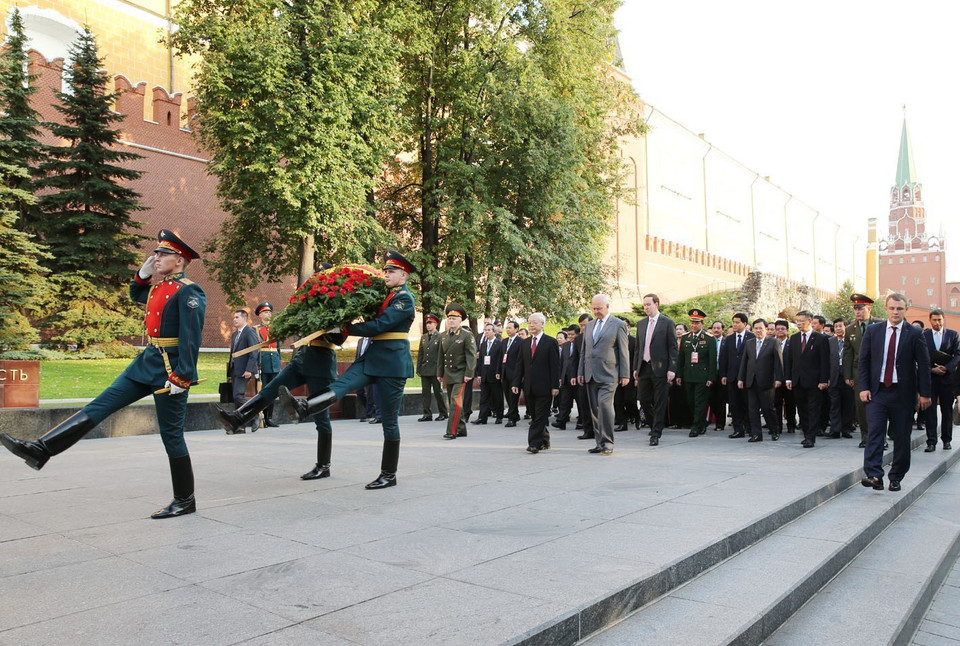 Tổng Bí thư Nguyễn Phú Trọng đến đặt hoa tại Đài Liệt sỹ vô danh. (Ảnh: Trí Dũng/TTXVN)