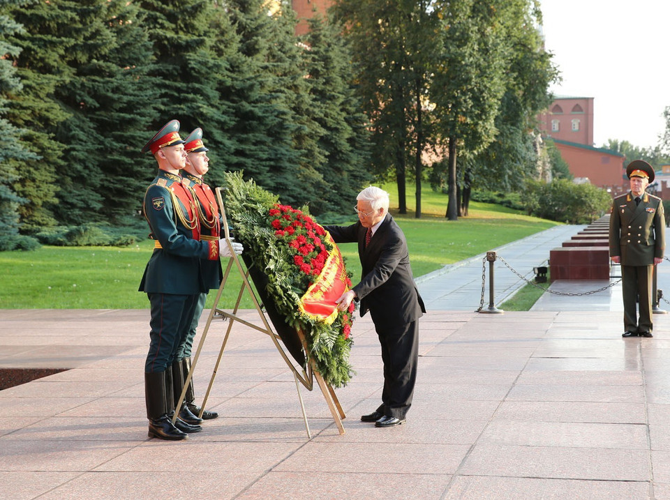 Tổng Bí thư Nguyễn Phú Trọng đến đặt hoa tại Đài Liệt sỹ vô danh. (Ảnh: Trí Dũng/TTXVN)
