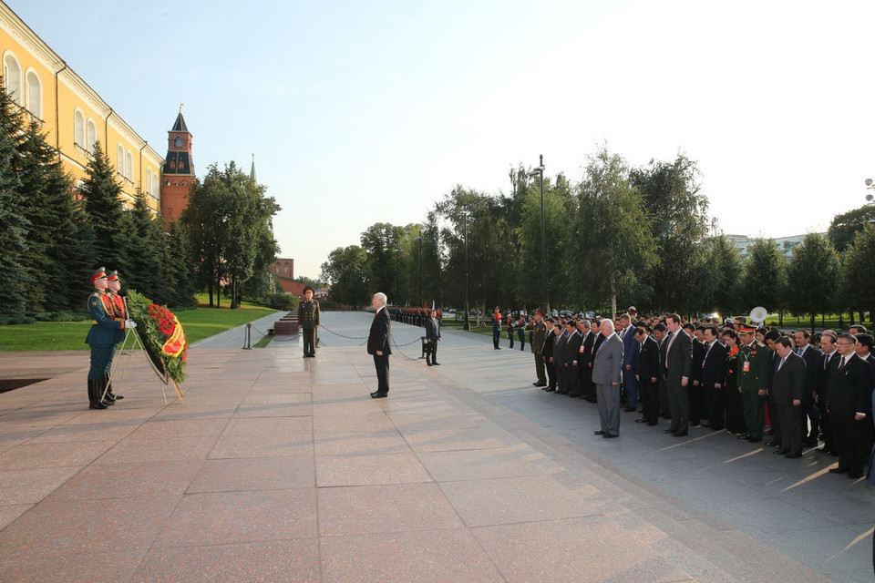 Tổng Bí thư Nguyễn Phú Trọng đến đặt hoa tại Đài Liệt sỹ vô danh. (Ảnh: Trí Dũng/TTXVN)