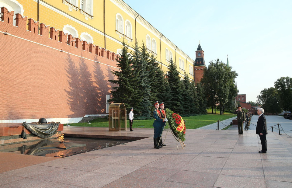 Tổng Bí thư Nguyễn Phú Trọng đến đặt hoa tại Đài Liệt sỹ vô danh. (Ảnh: Trí Dũng/TTXVN)