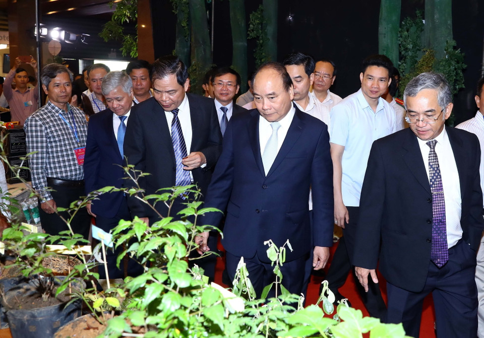 Thủ tướng Nguyễn Xuân Phúc và các đại biểu tham quan các gian hàng trưng bày sản phẩm tại triển lãm. (Ảnh: Thống Nhất/TTXVN)