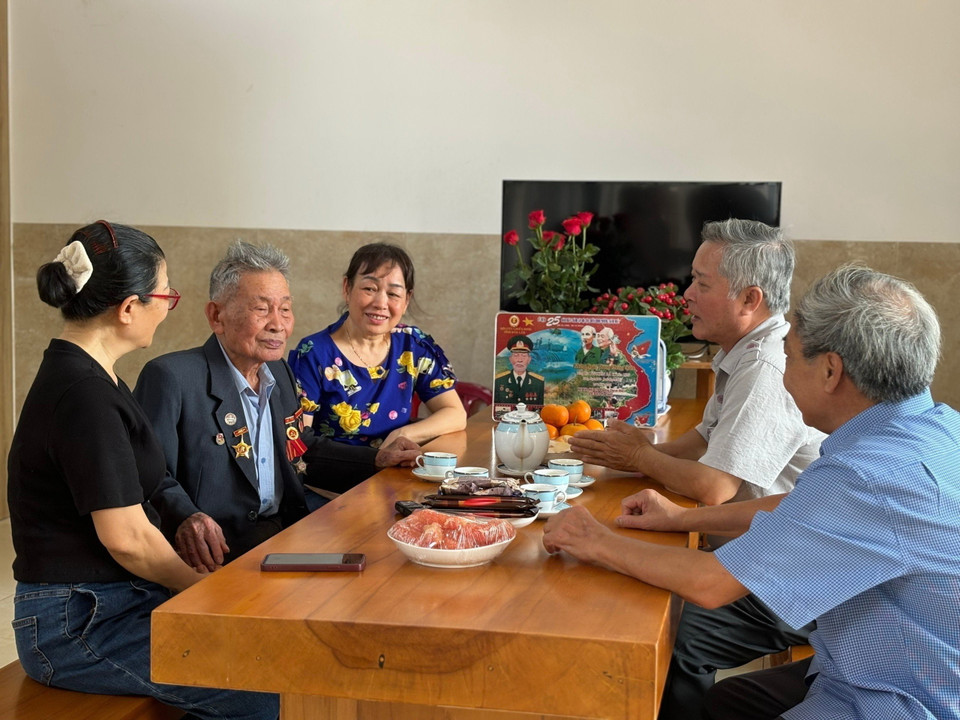 Thăm, tặng quà thân nhân liệt sỹ, chiến sỹ Điện Biên, thanh niên xung phong, dân công hỏa tuyến trực tiếp tham gia chiến dịch Điện Biên Phủ đang sinh sống tại Đắk Lắk. (Ảnh: TTXVN phát)