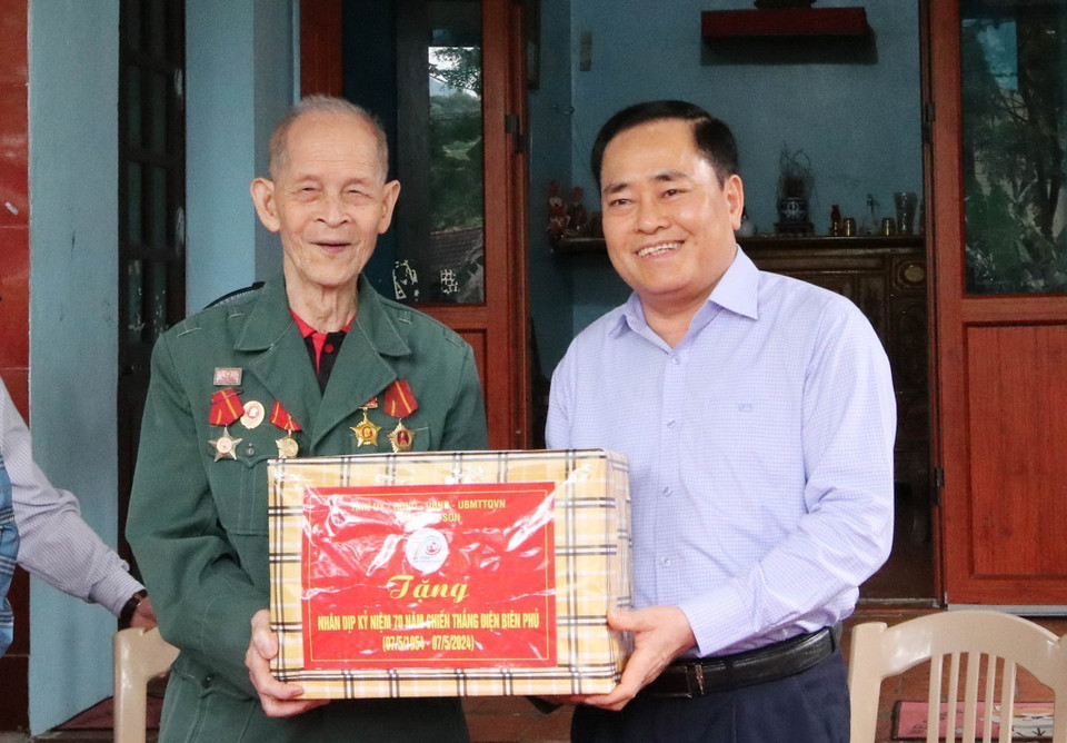 Chủ tịch UBND tỉnh Lạng Sơn Hồ Tiến Thiệu thăm, tặng quà thương binh Lục Văn Mùi, chiến sỹ trực tiếp tham gia chiến dịch Điện Biên Phủ, sinh năm 1933, hiện đang ở huyện Chi Lăng. (Ảnh: Anh Tuấn/TTXVN)