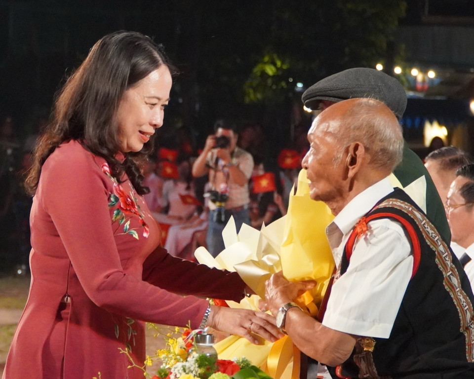 Quyền Chủ tịch nước Võ Thị Ánh Xuân trao tặng những bó hoa tươi thắm và kỷ niệm chương đến các nhân chứng lịch sử từng tham gia chiến dịch Điện Biên Phủ 70 năm trước, tại điểm cầu Nhà rông Kon Klor (thành phố Kon Tum, tỉnh Kon Tum). (Ảnh: Khoa Chương/TTXVN)