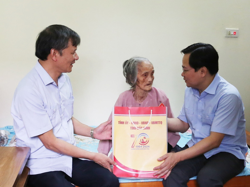 Bí thư Tỉnh ủy Bắc Ninh Nguyễn Anh Tuấn tặng quà cho bà Nguyễn Thị Bình, dân công hỏa tuyến tham gia chiến dịch Điện Biên Phủ, hiện đang ở phường Hòa Long, thành phố Bắc Ninh. (Ảnh: Thanh Thương/TTXVN)