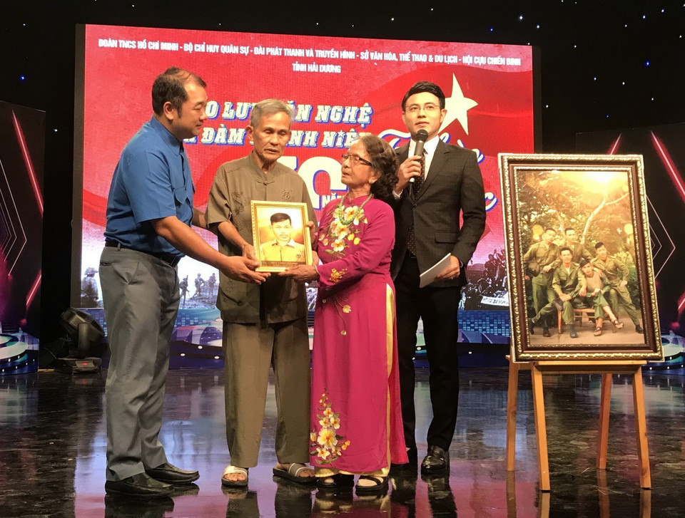 Bí thư Tỉnh đoàn Hải Dương Nguyễn Hồng Sáng trao ảnh phục dựng cho gia đình liệt sỹ, chiến sỹ Điện Biên Trần Văn Ninh. (Ảnh: Tiến Vĩnh/TTXVN)