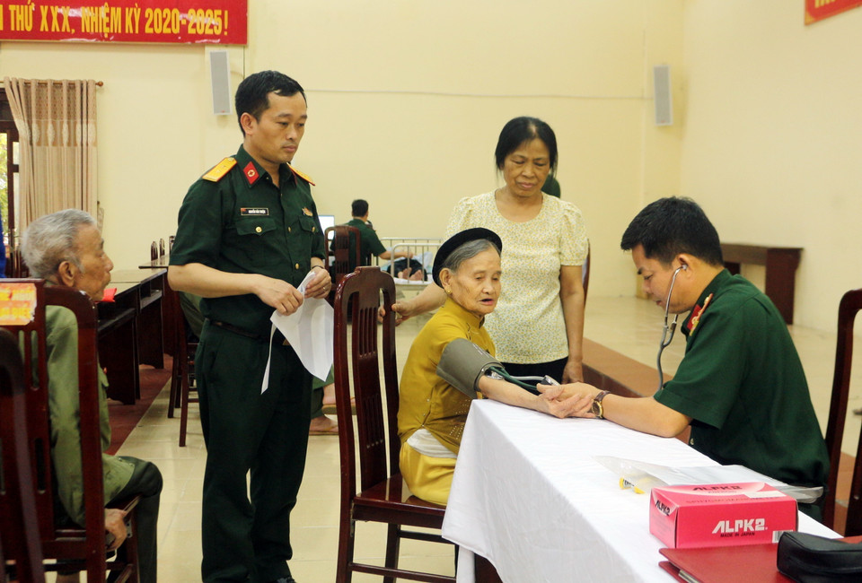 Lực lượng Quân y Hà Nam khám, tư vấn sức khỏe miễn phí cho các chiến sỹ, thanh niên xung phong, dân công hỏa tuyến trực tiếp tham gia chiến dịch Điện Biên Phủ. (Ảnh: Nguyễn Chinh/TTXVN)