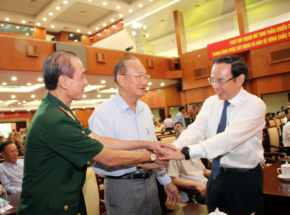 Bí thư Thành ủy Thành phố Hồ Chí Minh Nguyễn Văn Nên thăm hỏi các cựu chiến binh tham dự buổi họp mặt tri ân chiến sỹ, thanh niên xung phong, dân công hỏa tuyến tham gia chiến dịch Điện Biên Phủ. (Ảnh: Xuân Khu/TTXVN)