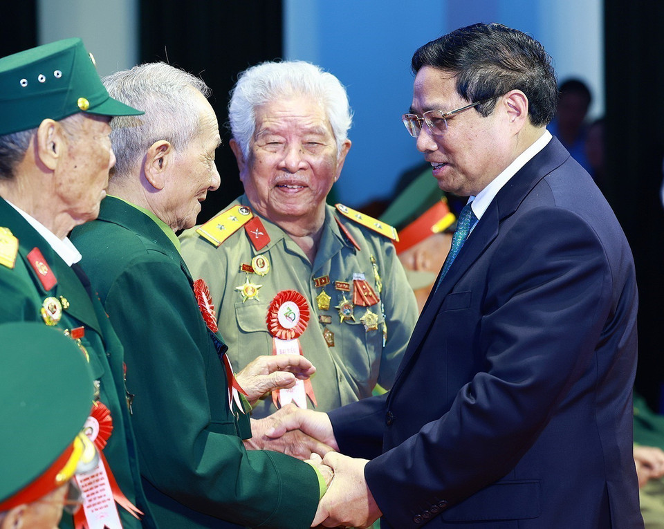 Thủ tướng Phạm Minh Chính gặp mặt, tri ân Chiến sỹ Điện Biên, thanh niên xung phong, dân công hỏa tuyến trực tiếp tham gia Chiến dịch Điện Biên Phủ, sáng 17/4, tại thành phố Điện Biên Phủ. (Ảnh: Dương Giang/TTXVN)