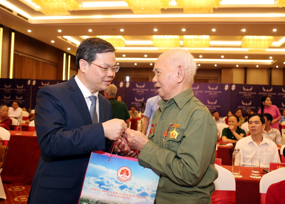 Chủ tịch Ủy ban Nhân dân tỉnh Tuyên Quang Nguyễn Văn Sơn tặng quà, tri ân các chiến sỹ Điện Biên. (Ảnh: Quang Cường/TTXVN)