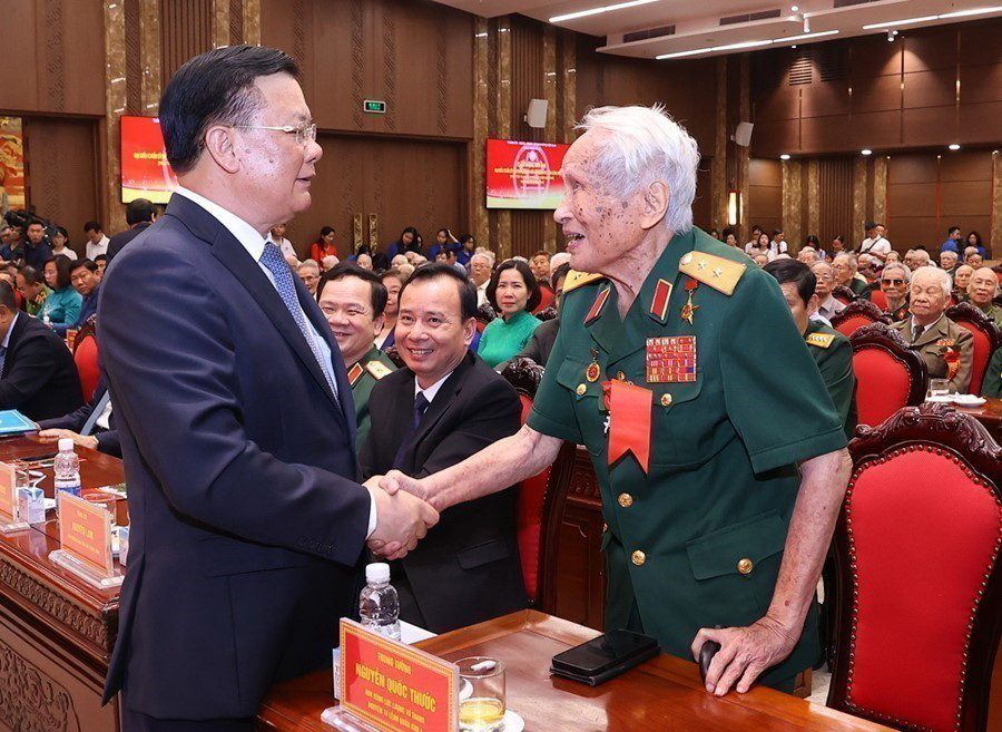 Bí thư Thành ủy Hà Nội Đinh Tiến Dũng với Trung tướng Nguyễn Quốc Thước, Anh hùng lực lượng vũ trang nhân dân Việt Nam. (Ảnh: Văn Điệp/TTXVN)