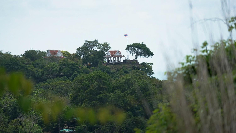 Từ đây hướng sang bên kia biên giới là một vọng gác tiền tiêu của Thái Lan. Đền Preah Vihear thuộc danh sách Di sản thế giới của UNESCO từng là điểm nóng tranh chấp biên giới, thậm chí nổ ra giao tranh giữa Campuchia và Thái Lan năm 2011. (Ảnh: Trần Long-Minh Hưng-Chanh Đa/Vietnam+)