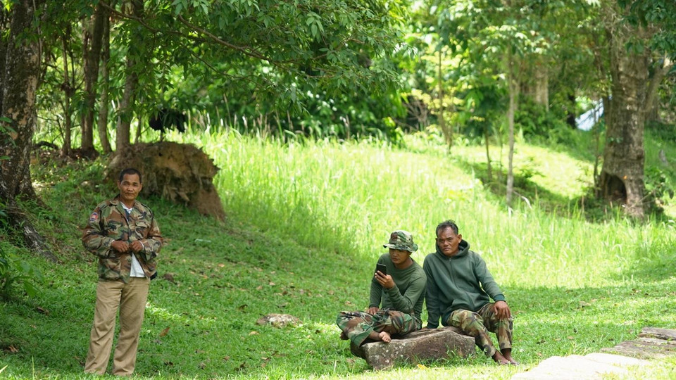 Vào tháng 2/2011, trong các cuộc giao tranh lẻ tẻ giữa hai nước, Campuchia đã tố cáo góc của đền Preah Vihear đã sụp đổ ngay sau khi quân đội Thái Lan nã đạn. Căng thẳng xảy ra sau khi tòa án Campuchia kết án hai nhân vật theo phe dân tộc chủ nghĩa người Thái Lan tám năm tù vì tội do thám. Hai người này nằm trong số 7 chính trị gia và nhà hoạt động xã hội của Thái Lan vốn bị buộc tội xâm nhập trái phép khu vực biên giới với Campuchia trước đó. (Ảnh: Trần Long-Minh Hưng-Chanh Đa/Vietnam+)