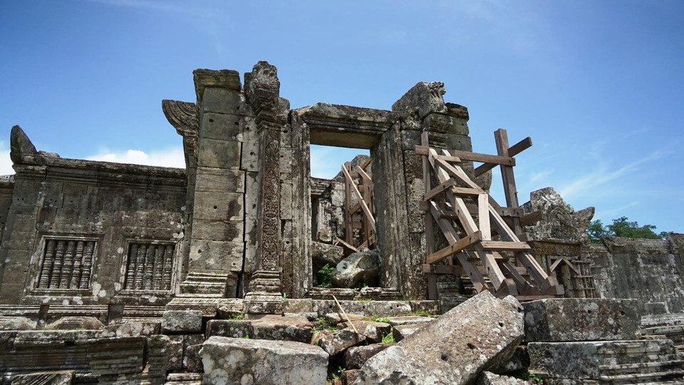 Một góc đền Preah Vihear đang được chống đỡ bằng những giàn gỗ đặc biệt. (Ảnh: Trần Long-Minh Hưng-Chanh Đa/Vietnam+)
