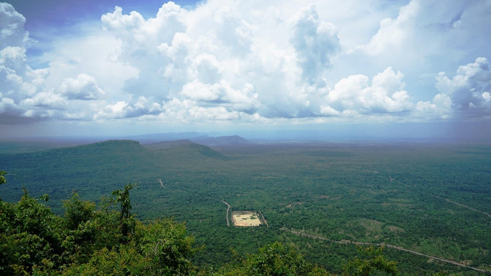 Hướng nhìn từ đỉnh đền về phần đất Campuchia. (Ảnh: Trần Long-Minh Hưng-Chanh Đa/Vietnam+)