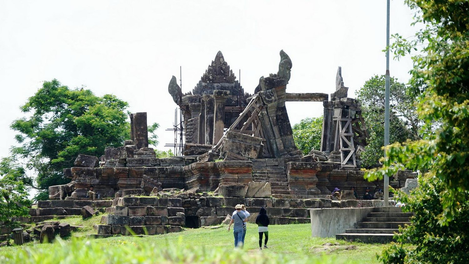 Ngôi đền cổ Preah Vihear thờ thần Shiva, tọa lạc trên chỏm núi thuộc dãy Dangrek ở Campuchia, sát đường biên giới Thái Lan. Khu đền này bao gồm một loạt các điện thờ được nối với nhau qua một hệ thống đường lát đá và những bậc tam cấp dẫn lên điện thờ, trên một trục dài hơn 800m, có niên đại từ nửa đầu thế kỷ 11. Toàn bộ khu đền rất đặc biệt nhờ có những đường nét kiến trúc độc đáo của một thời hoàng kim Khmer đã xa, đồng thời thích ứng với địa hình tự nhiên trong khu vực và chức năng tôn giáo của ngôi đền. (Ảnh: Trần Long-Minh Hưng-Chanh Đa/Vietnam+)