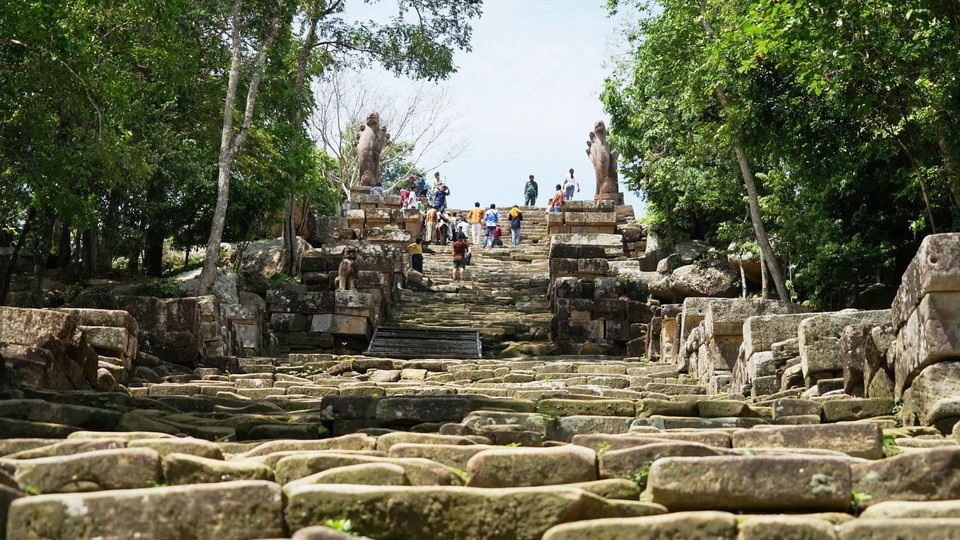 Đã có giả thuyết rằng ngôi đền nghìn năm tuổi này được bắt đầu xây dựng từ trên chỏm núi, những người thợ tài ba cắt gọt, tạo tác những phiến đá rồi hất dần xuống chân núi. (Ảnh: Trần Long-Minh Hưng-Chanh Đa/Vietnam+)